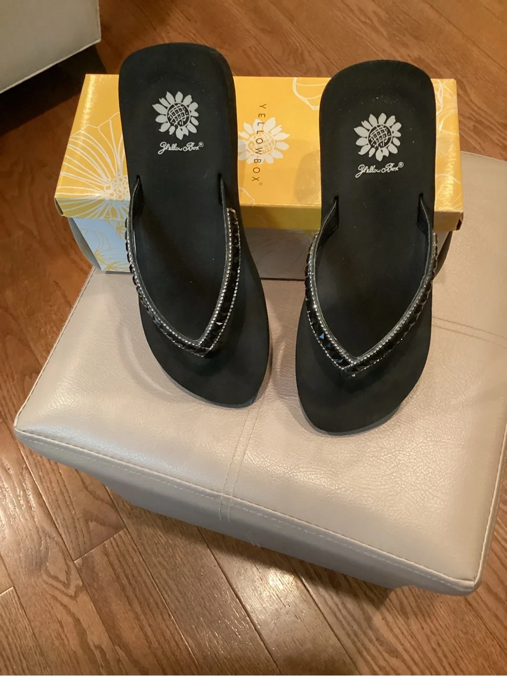 Yellow Box Black Beaded Thong Sandals Size 8.5 - Picture 3 of 6